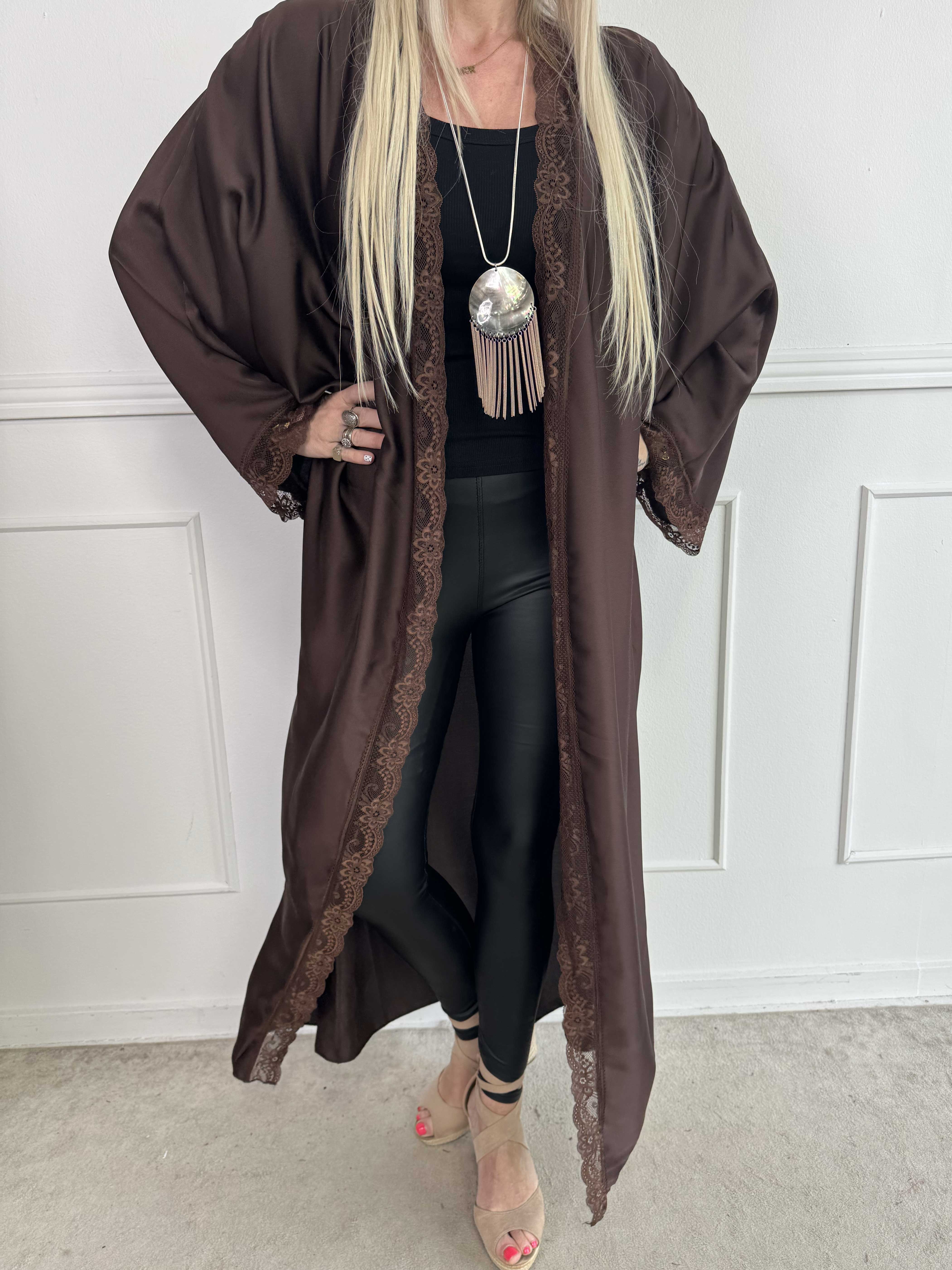 Deiene - Lang kimono i silkelook med elegant blondekant for et let og sofistikeret udtryk